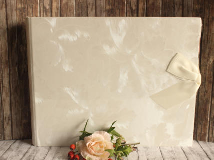 Leinenstoffbezug, Satinband, Stanzherz 340 x 100 x 260 mm, € 39,90